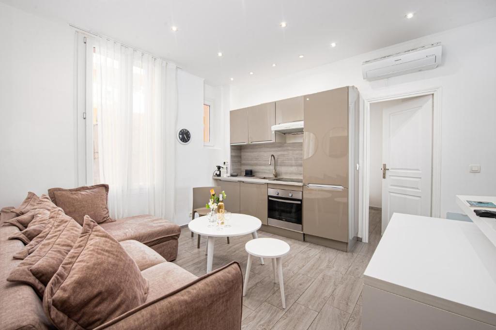 un salon avec un canapé et une table dans l'établissement Le provence, à Beausoleil