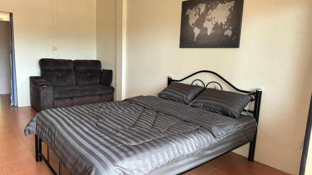 En eller flere senge i et værelse på Spacious, with large balcony, sea view