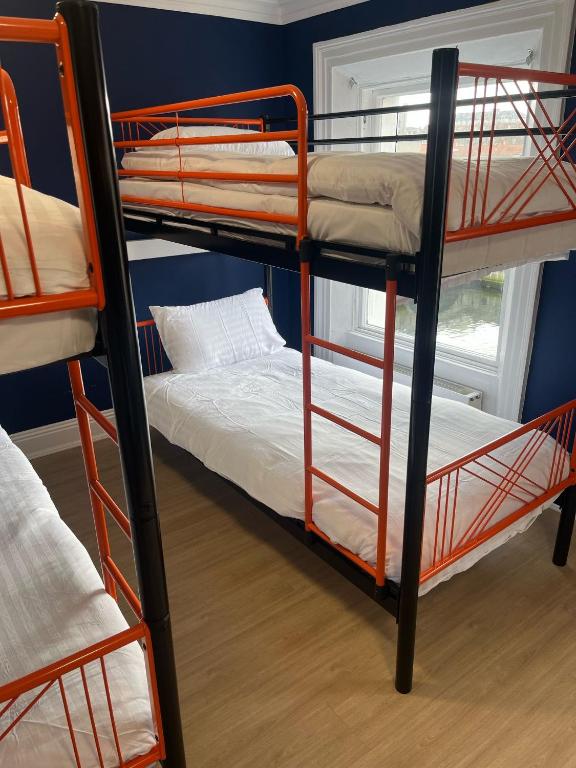 Letto o letti in una camera di Astra Hostel