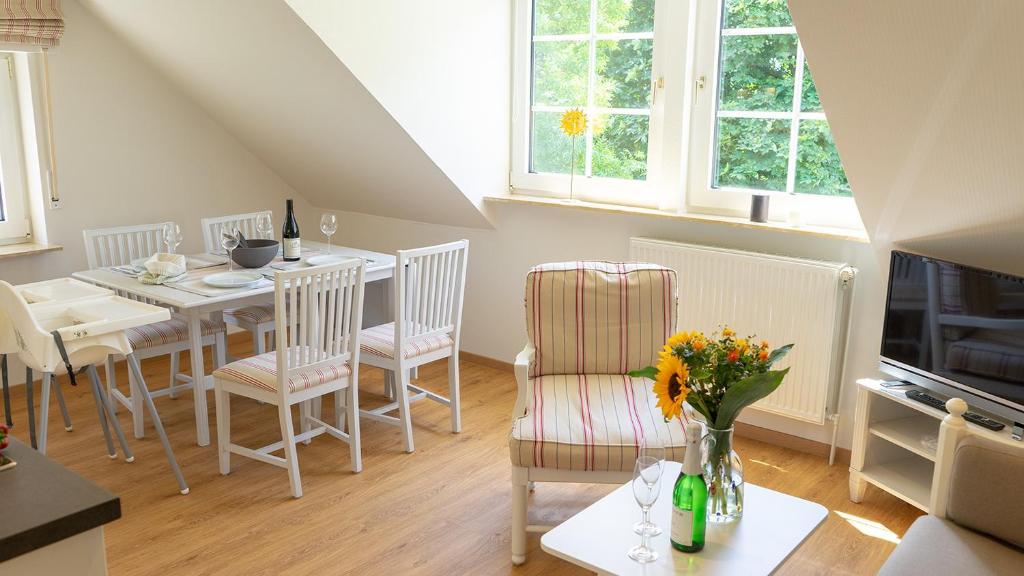 a kitchen and dining room with a table and chairs at Dreschdiele - Landlust Osterwarf in Norddeich