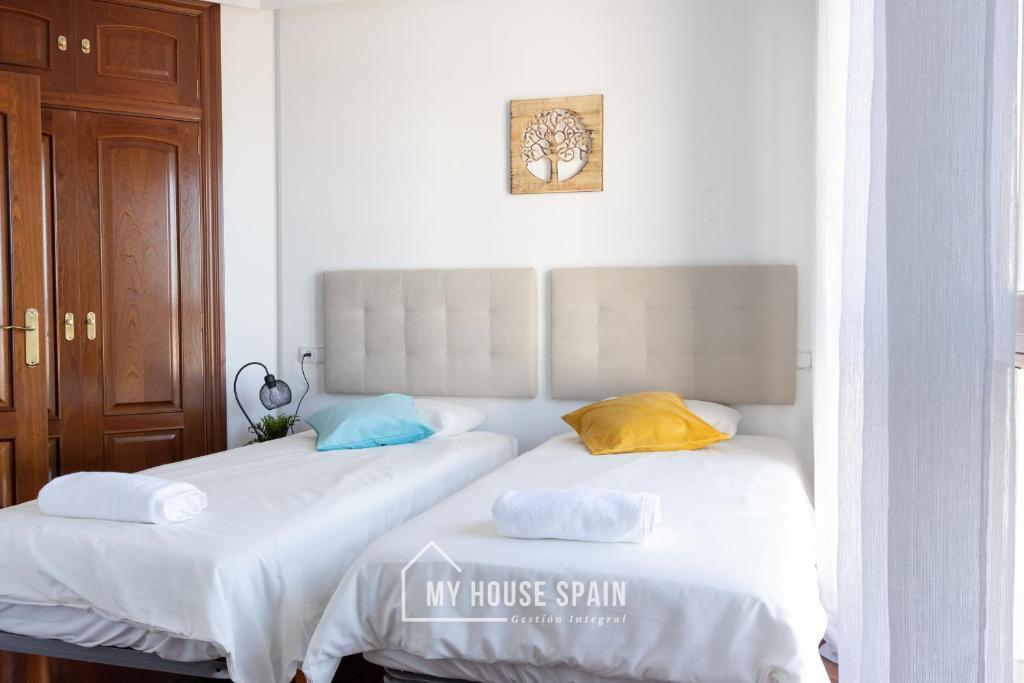 Postel nebo postele na pokoji v ubytování MyHouseSpain - Playa de poniente, con vistas al mar y parking gratuito