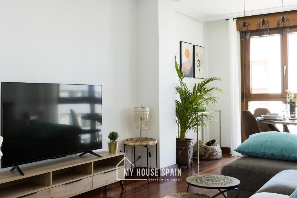 TV a/nebo společenská místnost v ubytování MyHouseSpain - Playa de poniente, con vistas al mar y parking gratuito