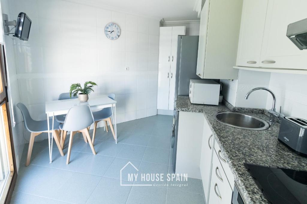 Kuchyň nebo kuchyňský kout v ubytování MyHouseSpain - Playa de poniente, con vistas al mar y parking gratuito