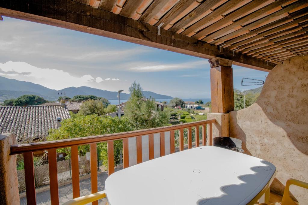 un balcon avec vue sur les montagnes dans l'établissement Le Dui, à Appietto