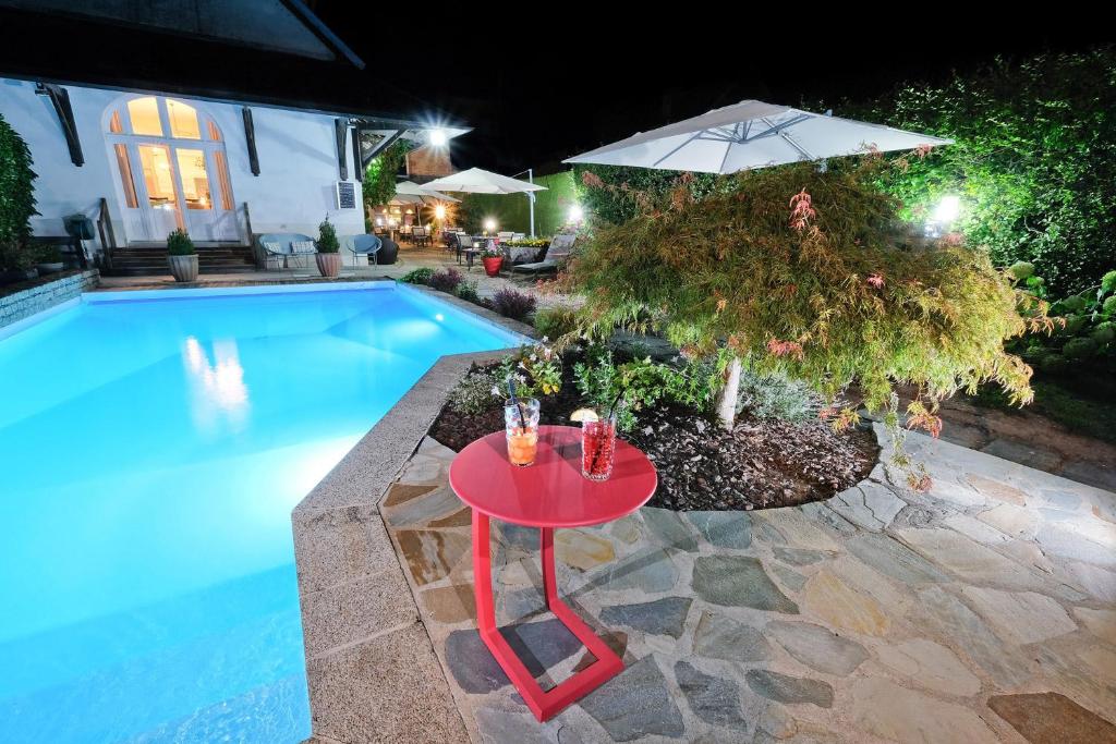Bazén v ubytování Logis Hotel Restaurant Nougier nebo v jeho okolí