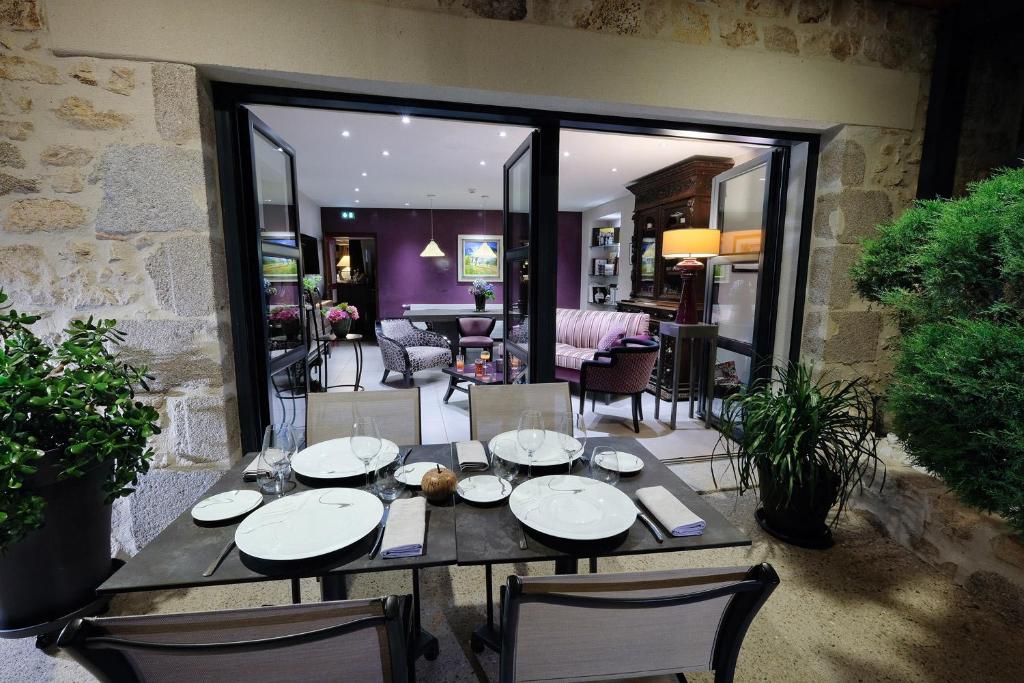 Fotografie z fotogalerie ubytování Logis Hotel Restaurant Nougier v destinaci Saint-Étienne-de-Fursac
