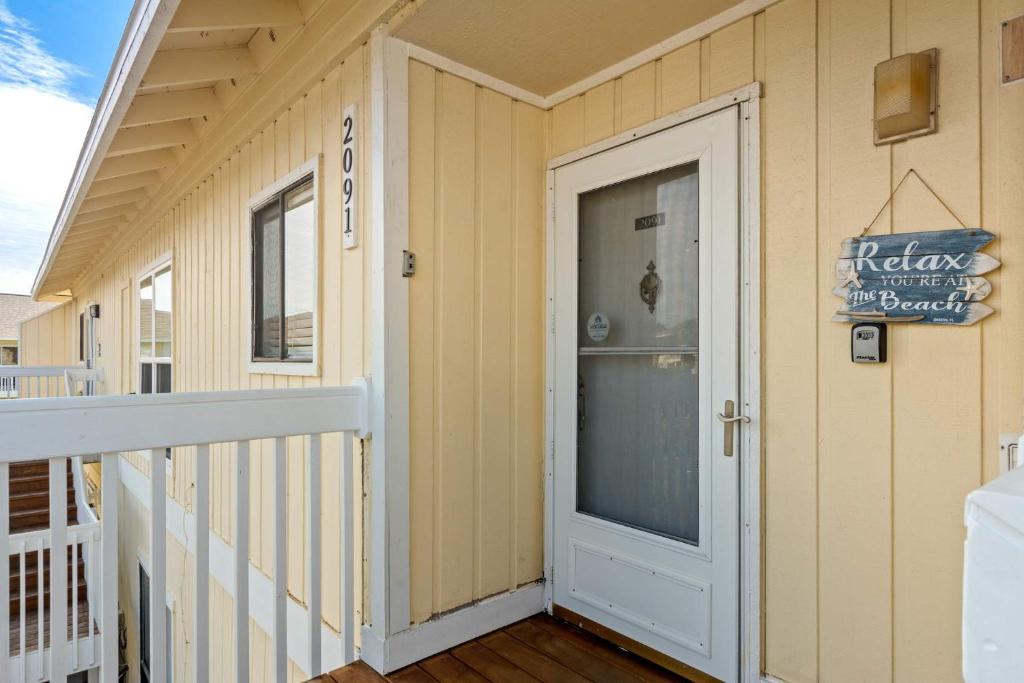 eine Eingangstür eines Hauses mit einem Schild darauf in der Unterkunft Anchors Up-HeatedPool PrivBeach in Destin