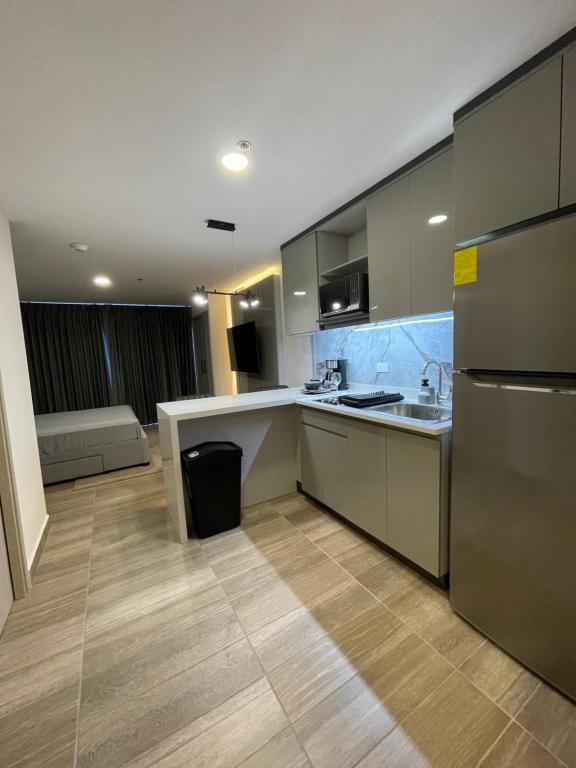 Kuchyň nebo kuchyňský kout v ubytování Lujoso y cómodo Apartamento en Distrito Artemisa