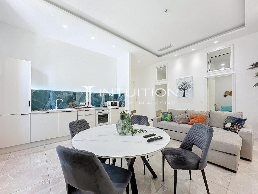 une cuisine et un salon avec une table et des chaises dans l'établissement Intuition - 3BR - 10min Palais, à Cannes