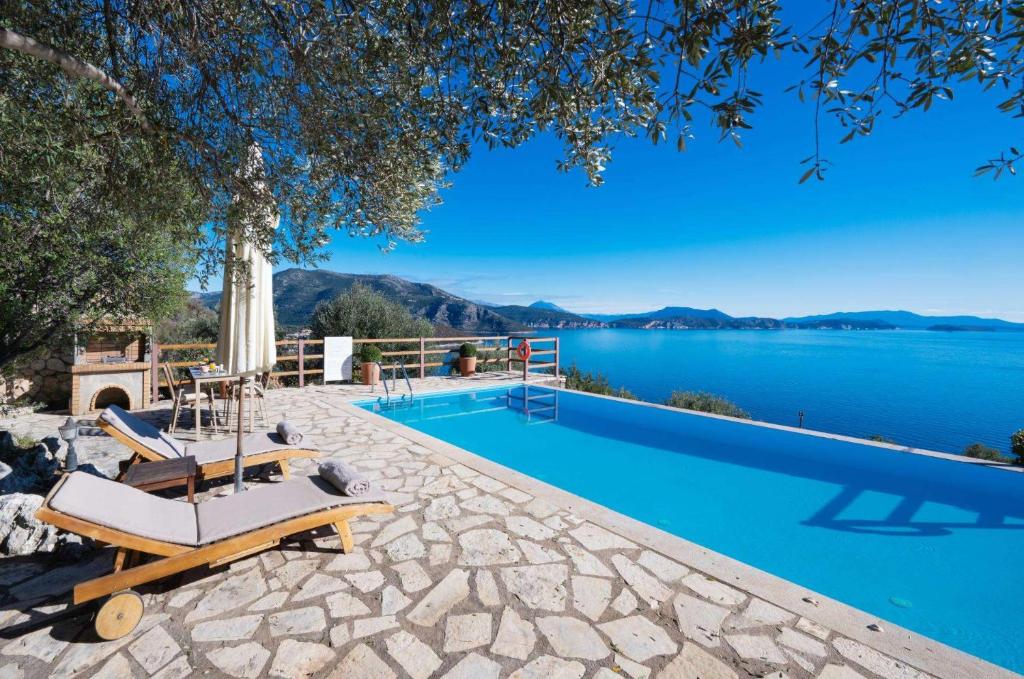 een zwembad met uitzicht op een meer bij Yasemi by Vintage Travel in Sivota