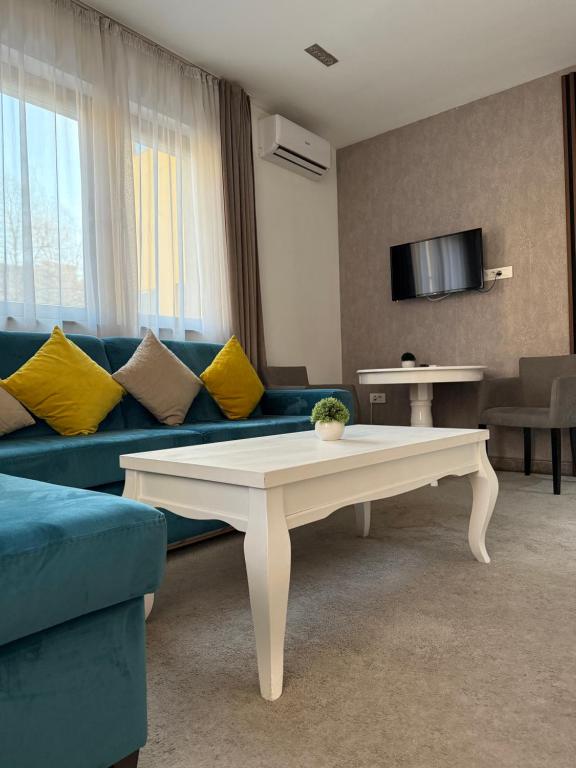 TV a/nebo společenská místnost v ubytování Deluxe Nortel Hotel