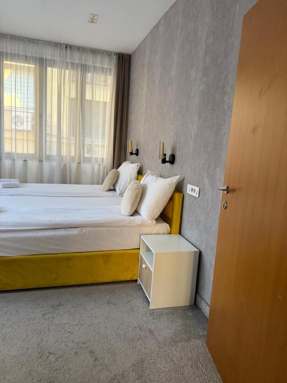 Postel nebo postele na pokoji v ubytování Deluxe Nortel Hotel