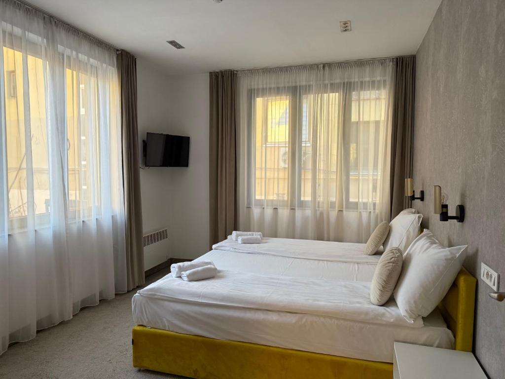 Postel nebo postele na pokoji v ubytování Deluxe Nortel Hotel