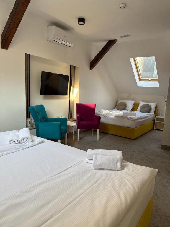 Postel nebo postele na pokoji v ubytování Deluxe Nortel Hotel