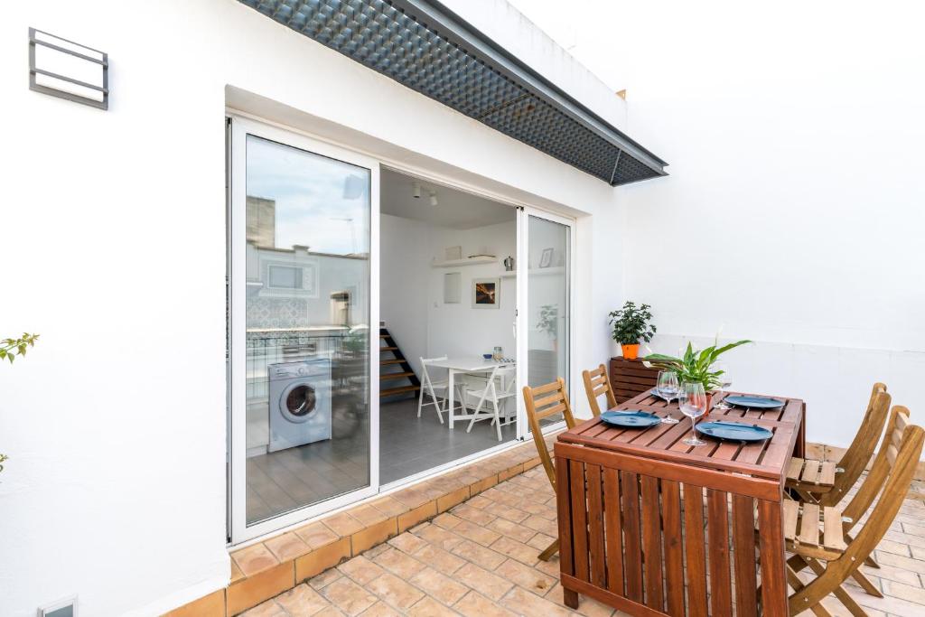 ein Esszimmer mit einem Tisch und Stühlen sowie eine Terrasse in der Unterkunft casa feria in Sevilla