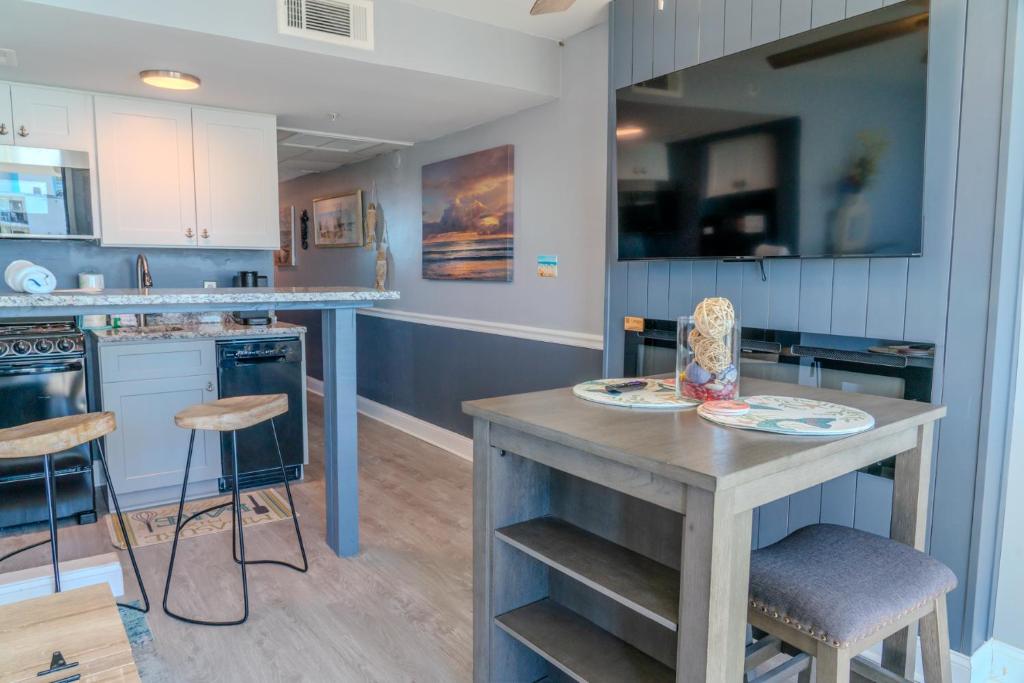eine Küche mit einem Tisch und Stühlen in der Unterkunft Ocean View Double Suite! Sleeps 4 Meridian Plaza 705 in Myrtle Beach