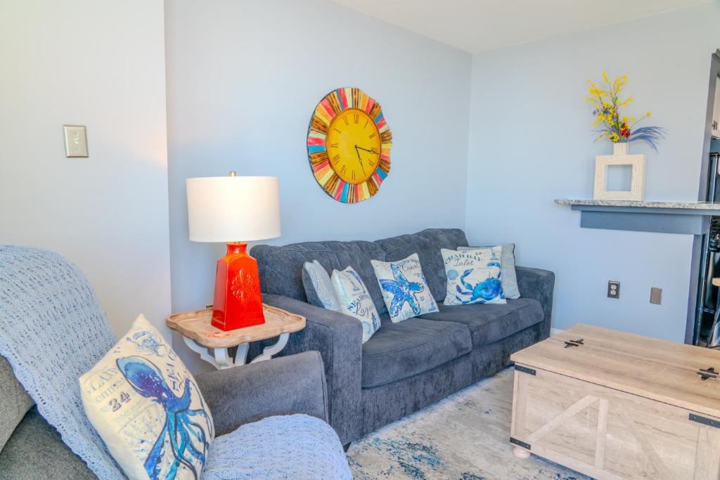Ein Sitzbereich in der Unterkunft Ocean View Double Suite! Sleeps 4 Meridian Plaza 705