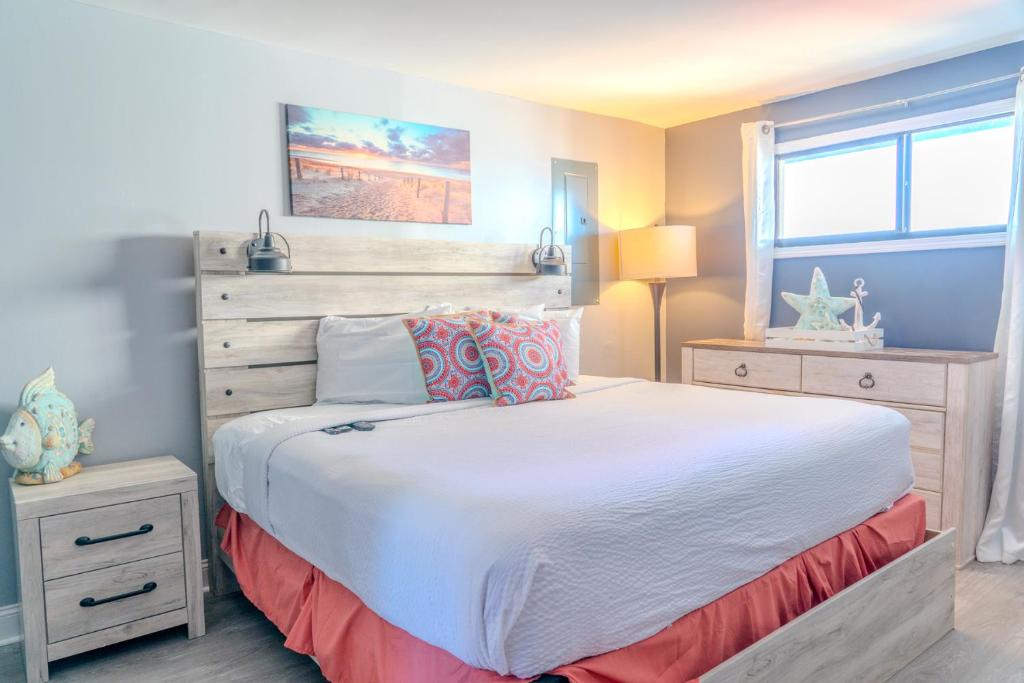 Ein Bett oder Betten in einem Zimmer der Unterkunft Ocean View Double Suite! Sleeps 4 Meridian Plaza 705