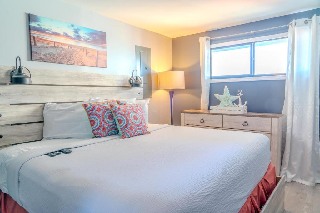 Ein Bett oder Betten in einem Zimmer der Unterkunft Ocean View Double Suite! Sleeps 4 Meridian Plaza 705