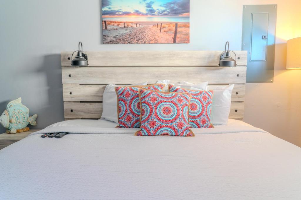 Ein Bett oder Betten in einem Zimmer der Unterkunft Ocean View Double Suite! Sleeps 4 Meridian Plaza 705
