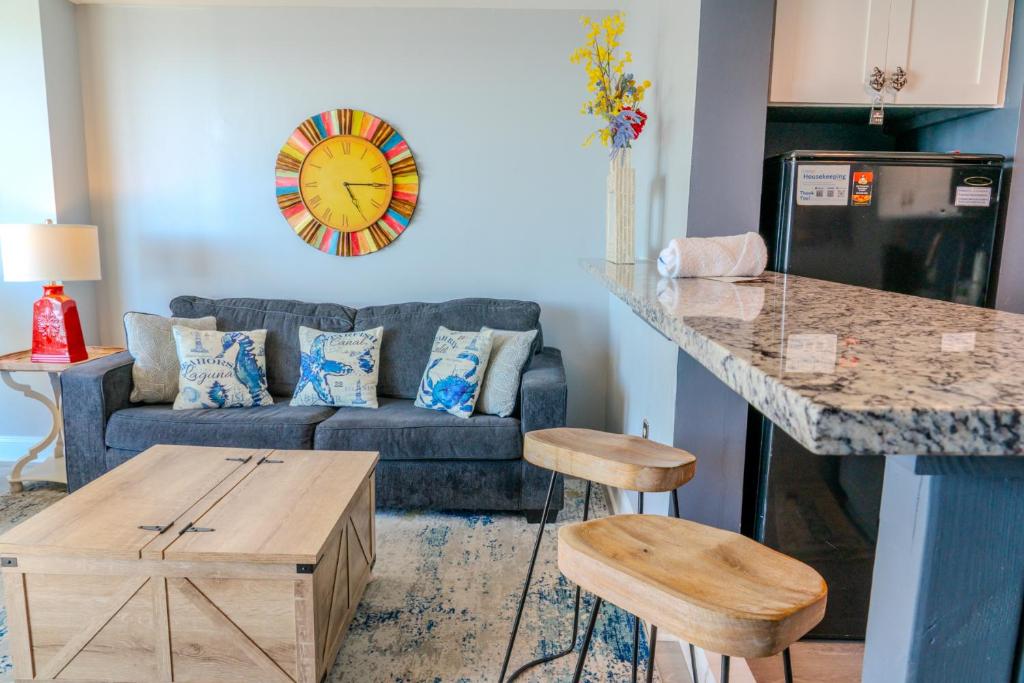 Küche&#47;Küchenzeile in der Unterkunft Ocean View Double Suite! Sleeps 4 Meridian Plaza 705