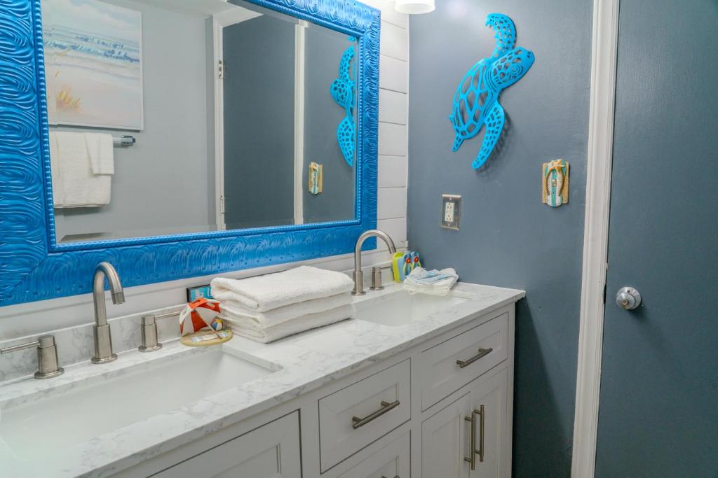 Ein Badezimmer in der Unterkunft Ocean View Double Suite! Sleeps 4 Meridian Plaza 705