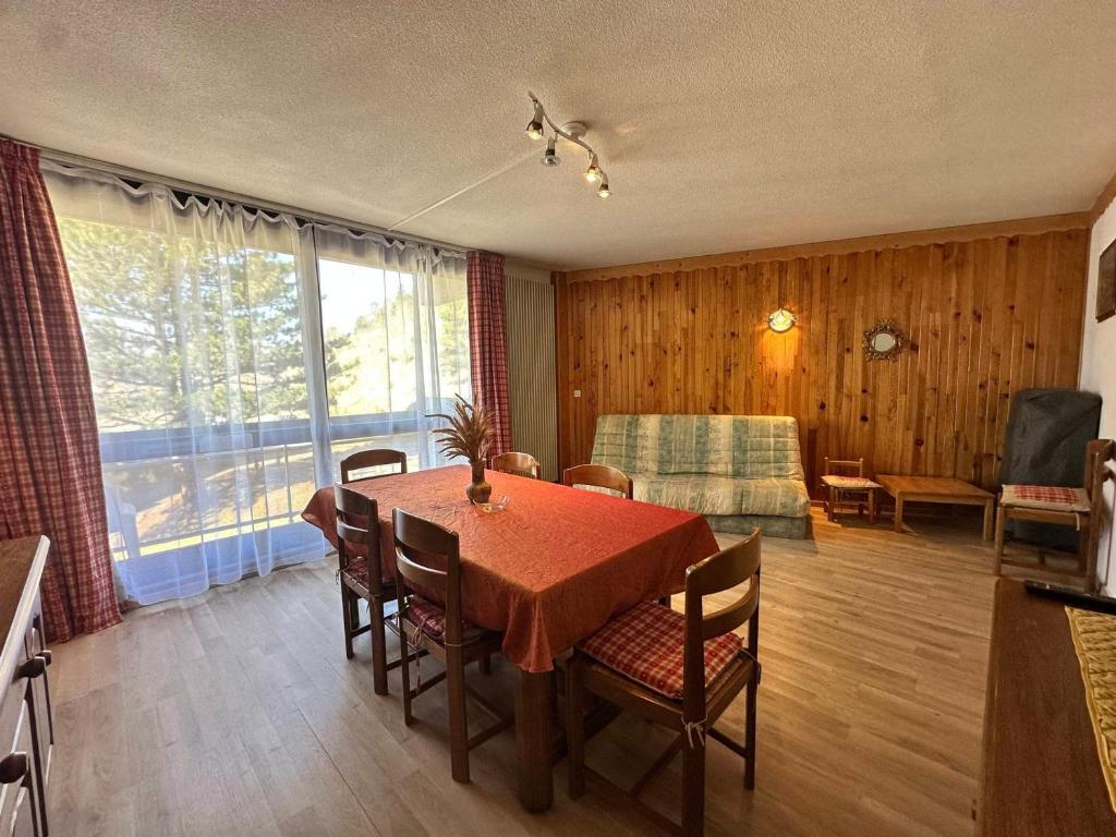 une salle à manger avec une table et un salon dans l'établissement Appartement Convivial 5 Pers, Proche Pistes et Commerces, Villard-de-Lans - FR-1-515-133, à Villard-de-Lans