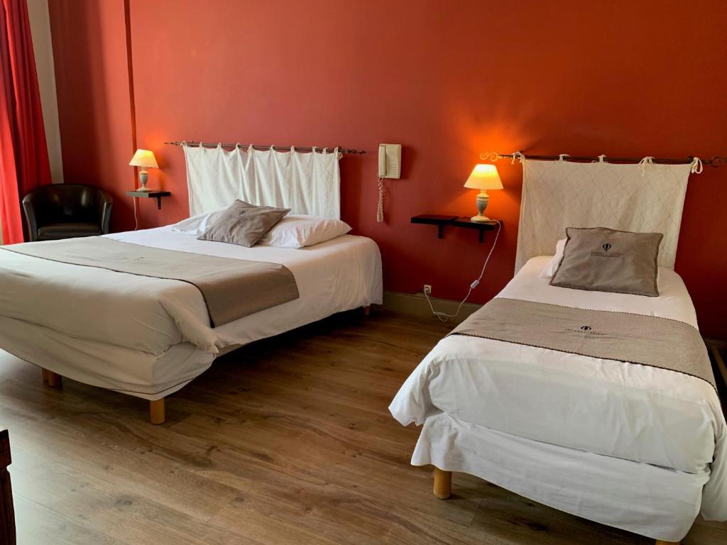 Postel nebo postele na pokoji v ubytování Hôtel du Midi