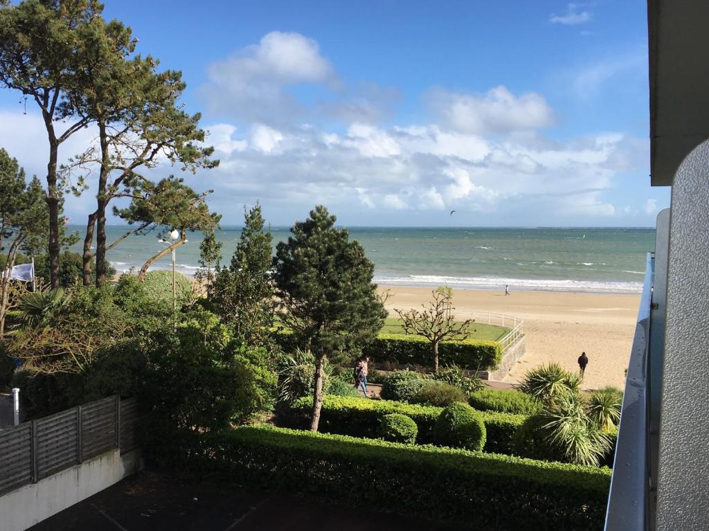 - une vue sur la plage depuis le balcon d'une maison dans l'établissement Plage Benoit La Baule 4 pers Casino, à La Baule
