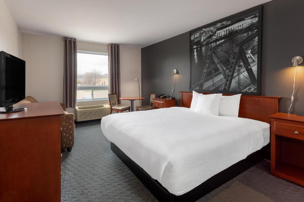 Postel nebo postele na pokoji v ubytování Super 8 by Wyndham Trois-Rivieres