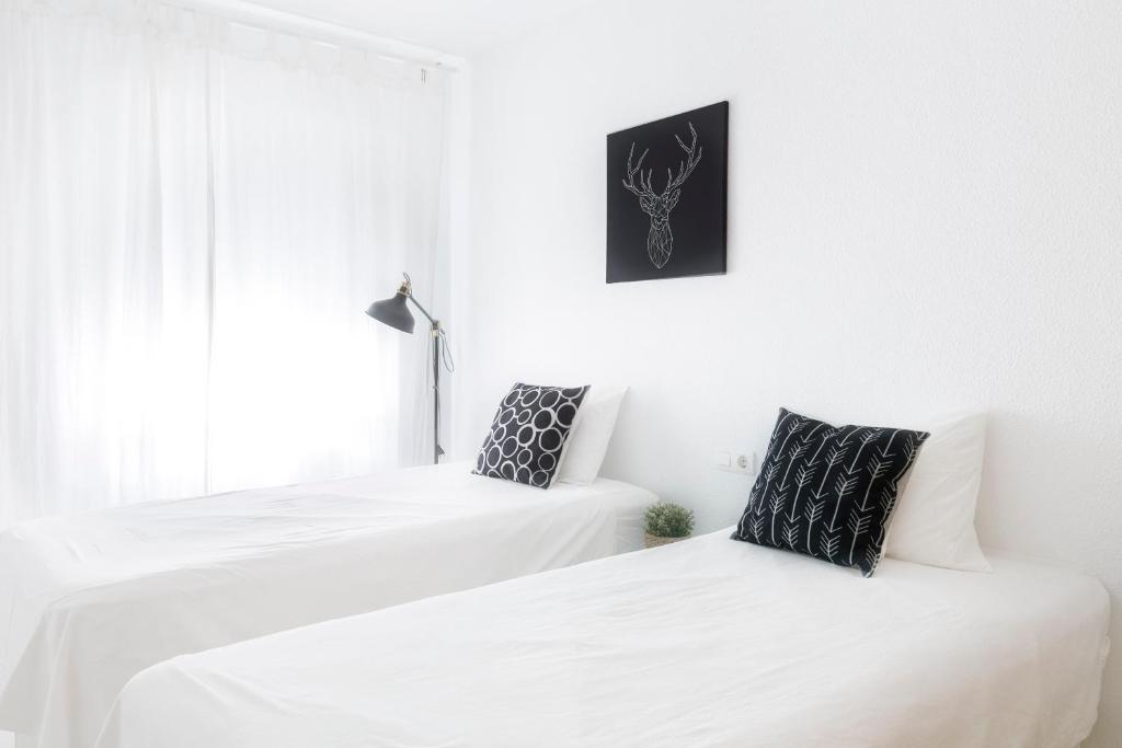 Postel nebo postele na pokoji v ubytování Soho Riverside Suite Málaga