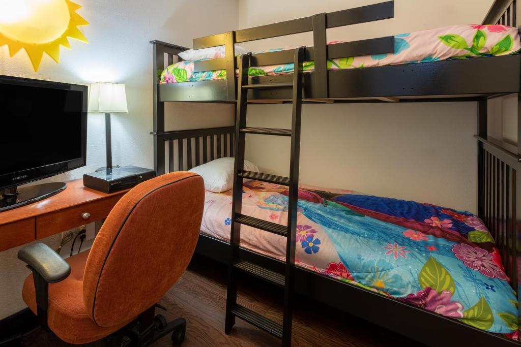 Postel nebo postele na pokoji v ubytování Super 8 by Wyndham Trois-Rivieres