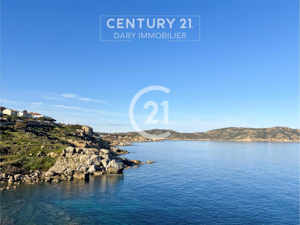 une vue sur une étendue d'eau avec une rive rocheuse dans l'établissement Pointe St-François T3 vue mer, à Calvi