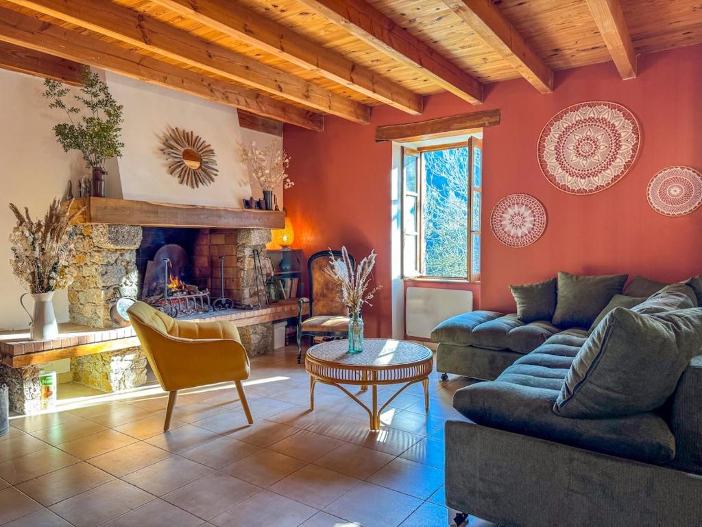 Et opholdsområde på La Grossille Mas avec piscine