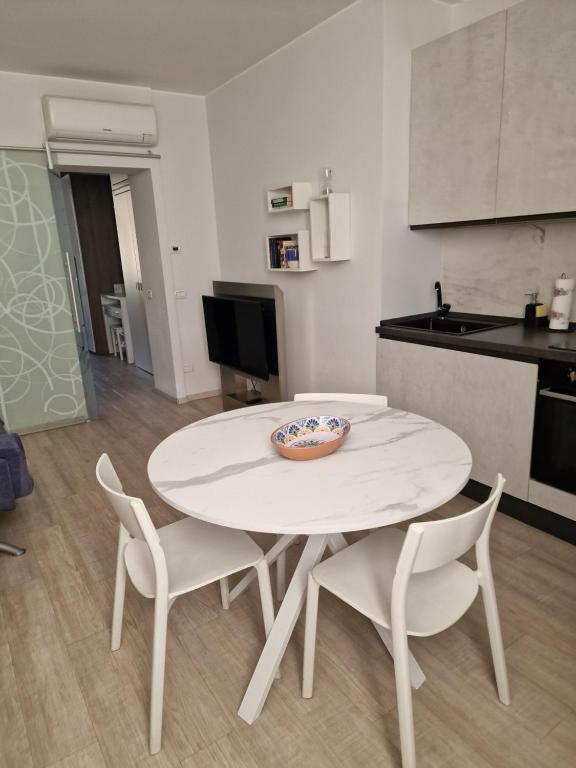 A kitchen or kitchenette at NEW! TUTTO QUI - APT WAGNER - CITY LIFE (cir01686)