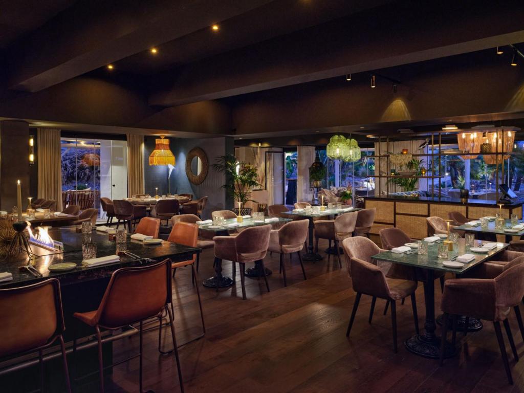 Reštaurácia alebo iné gastronomické zariadenie v ubytovaní Boho Club