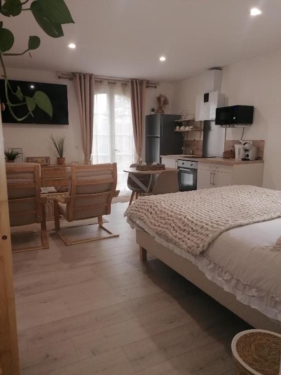 une chambre avec un lit et un bureau et une cuisine dans l'établissement La parenthèse, à Béthisy-Saint-Pierre