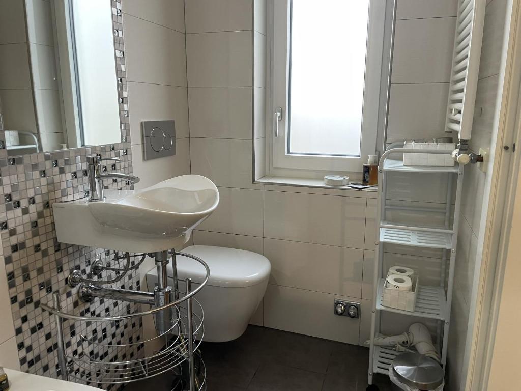 A bathroom at Bed & Breakfast con vista giardino e piscina
