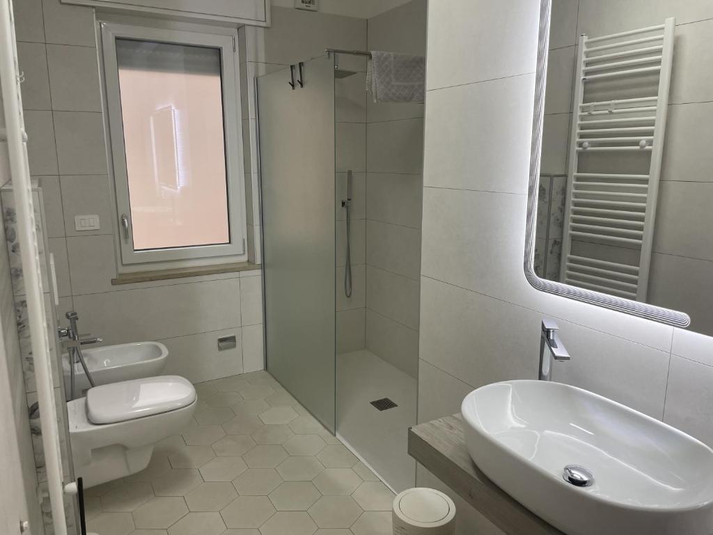 A bathroom at Bed & Breakfast con vista giardino e piscina