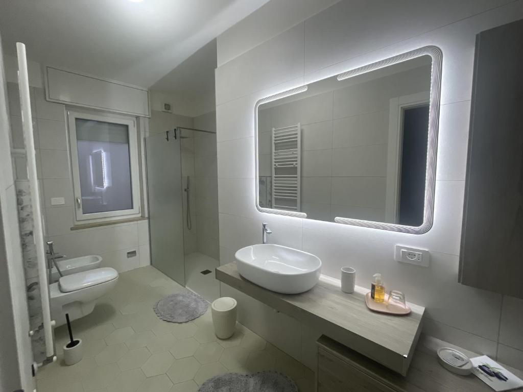 A bathroom at Bed & Breakfast con vista giardino e piscina
