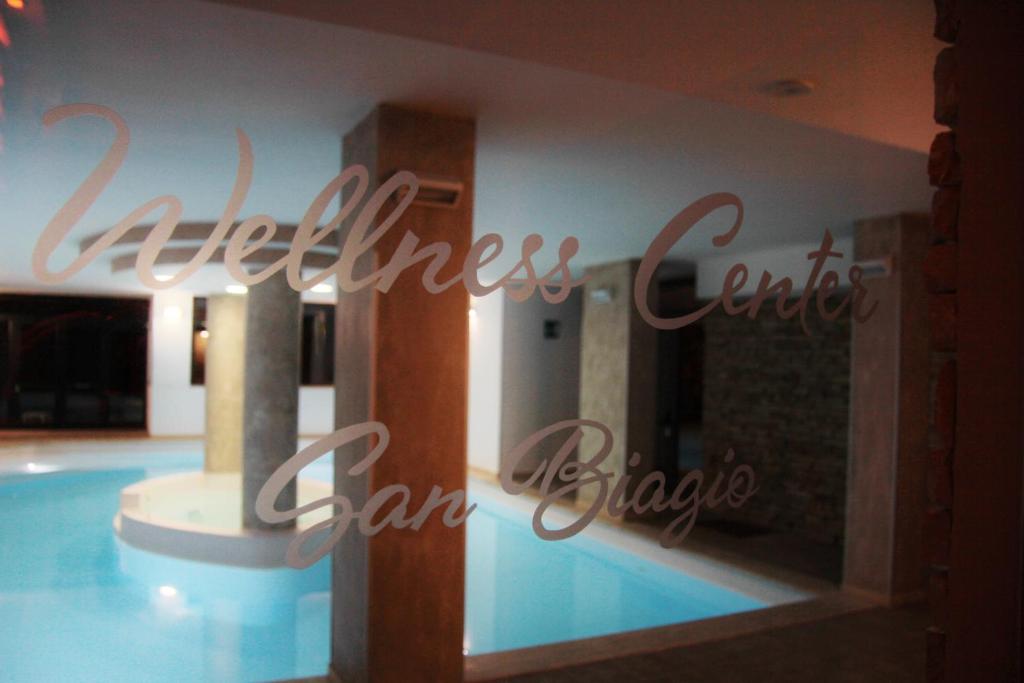 Bazén v ubytování Albergo Ristorante San Biagio nebo v jeho okolí