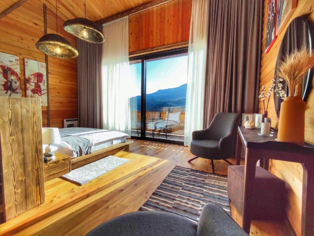 una camera da letto con un letto e una grande finestra di Filin Resort a Ijevan