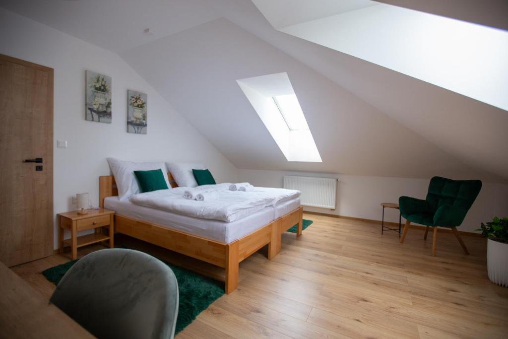 Postel nebo postele na pokoji v ubytování Apartmány Hvezdáreň