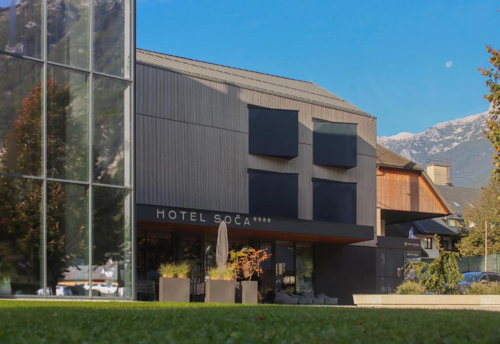 Nespecifikovaný výhled na hory nebo výhled na hory při pohledu z hotelu