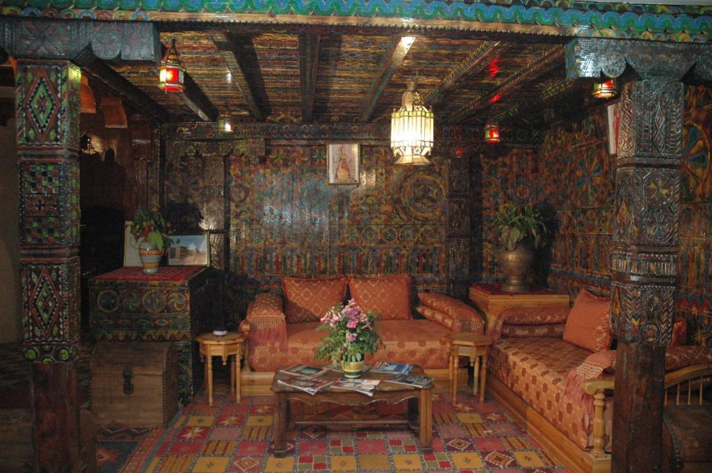 ein Wohnzimmer mit einem Sofa und einem Tisch in der Unterkunft Hotel Tiout in Taroudant