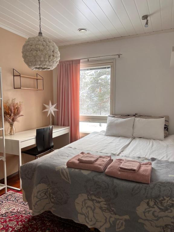 En eller flere senge i et værelse på Nordic Villa with private sledding hill and fire pit