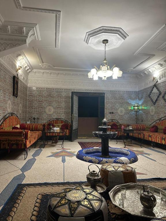 TV a/nebo společenská místnost v ubytování Riad Dar Fadma