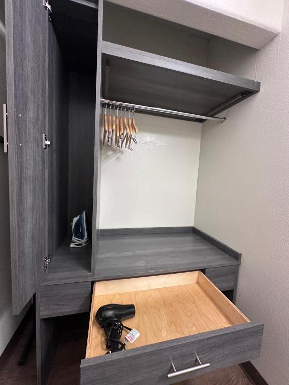 Kuchyň nebo kuchyňský kout v ubytování Las Palmas Airport Inn