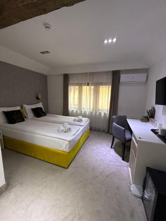 Postel nebo postele na pokoji v ubytování Deluxe Nortel Hotel