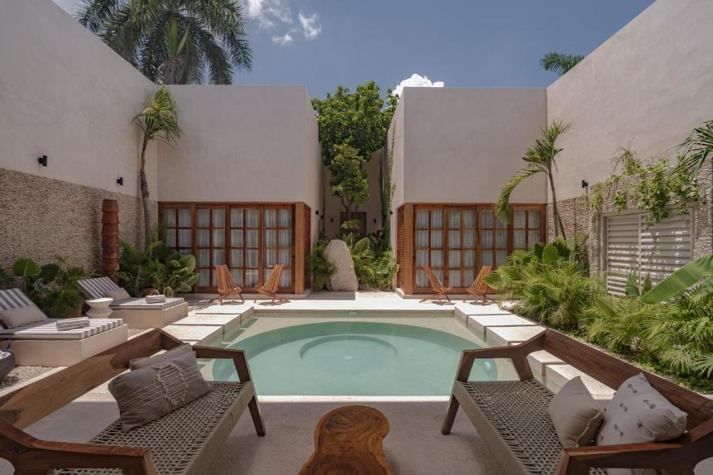 una piscina nel cortile di una casa di Casa La Piedra a Mérida